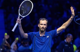 Brazos en alto de Daniil Medvedev (30 años) luego de su triunfo sobre el español Daniel Mérida (22).