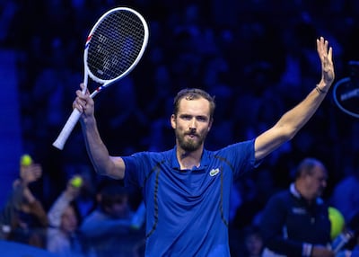 Brazos en alto de Daniil Medvedev (30 años) luego de su triunfo sobre el español Daniel Mérida (22).