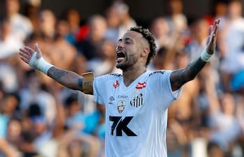El delantero del Santos, Neymar, celebra al finalizar el partido de fútbol del Brasileirão entre el Santos y el Cruzeiro, en el Estadio Urbano Caldeira en Santos, estado de São Paulo, Brasil, goles cruciales en la recta final para salvar al Santos del descenso en el fútbol brasileño, lesiones, duras críticas.