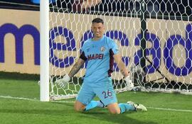 El portero de Lanús, Nahuel Losada, celebra tras detener el tiro del defensa de Atlético Mineiro, Vitor Hugo, para ganar la tanda de penales del partido final de fútbol de la Copa Sudamericana entre el Lanús de Argentina y el Atlético Mineiro de Brasil en el estadio Defensores del Chaco en Asunción.