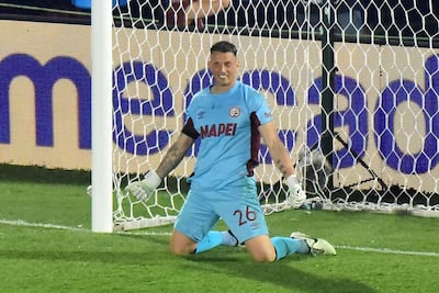 El portero de Lanús, Nahuel Losada, celebra tras detener el tiro del defensa de Atlético Mineiro, Vitor Hugo, para ganar la tanda de penales del partido final de fútbol de la Copa Sudamericana entre el Lanús de Argentina y el Atlético Mineiro de Brasil en el estadio Defensores del Chaco en Asunción.
