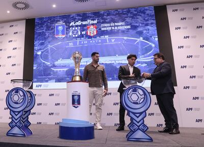 Michael Felipe Sánchez (derecha), Julio Sebastián Aldama e Iván Gabriel Cañete, durante el sorteo celebrado en la sede de la Asociación Paraguaya de Fútbol, en Luque.