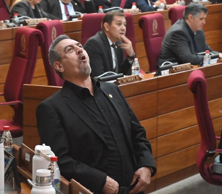 Gobierno con “olor a coima”: Vallejo fulmina a cartistas con un “chancho de su chiquero”