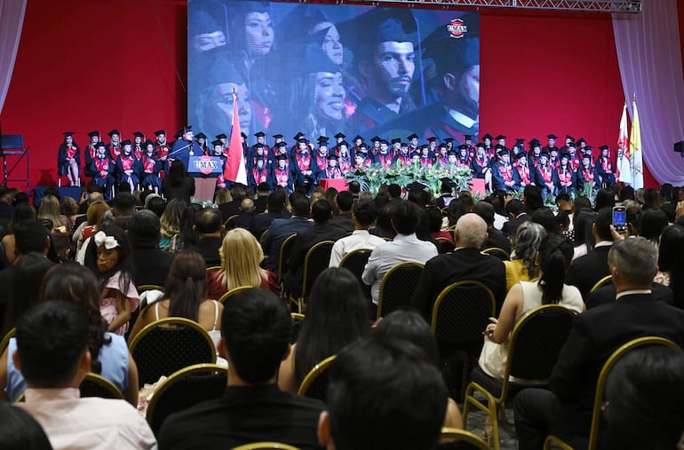 El evento se realizó en el Centro de Eventos de Paseo La Galería con la presencia de egresados, familiares e invitados especiales.