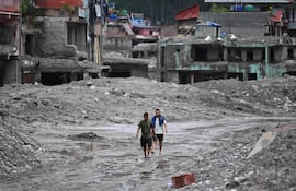 Sobrevivientes caminan por una zona arrasada por la riada en Nuwakot, Nepal.