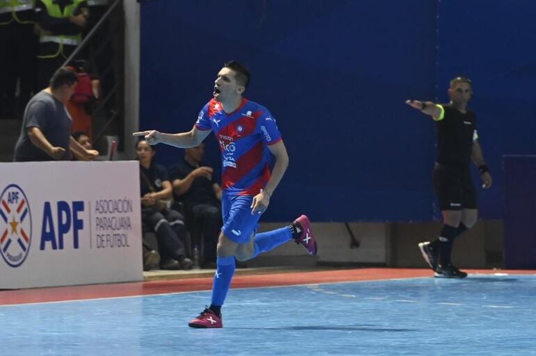 Arnaldo Báez, jugador de Cerro Porteño, festeja el tanto del descuento contra Olimpia en la revancha de la final del torneo Apertura 2023 de la Liga Premium de Futsal FIFA en el Ceo del Comité Olímpico Paraguayo, en Luque.