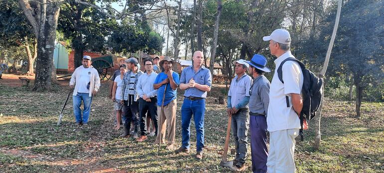 Los descendientes del exdirector de la banda ancestral, Gumercindo Garay, participaron emocionados de la palada inicial para la construcción de la casa-museo Peteke Peteke Róga.