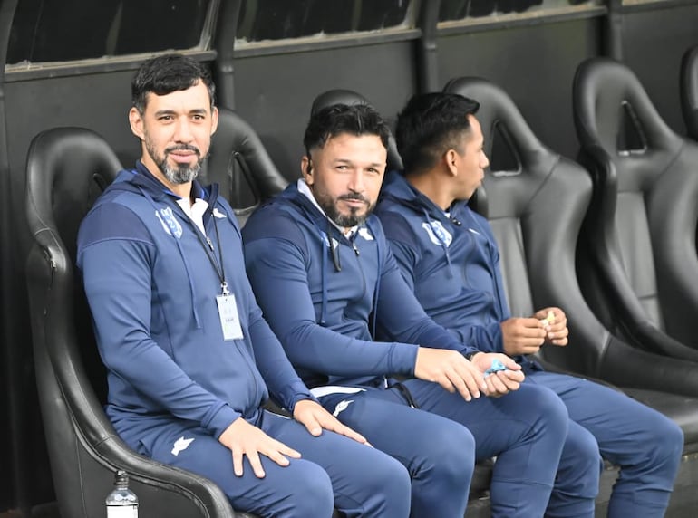 El entrenador del Sportivo 2 de Mayo, Eduardo Ledesma, junto a su asistente Gustavo Noguera y su preparador físico Milton Calizaya.
