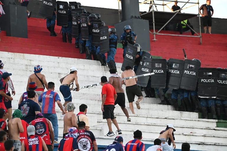 Hinchas de Cerro utilizan una barra de hierro en contra de la Policía.