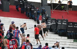 Hinchas de Cerro utilizan una barra de hierro en contra de la Policía.