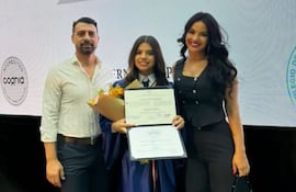 Gloria Vera y Julio César Cáceres con su hija Carmen Milagros.
