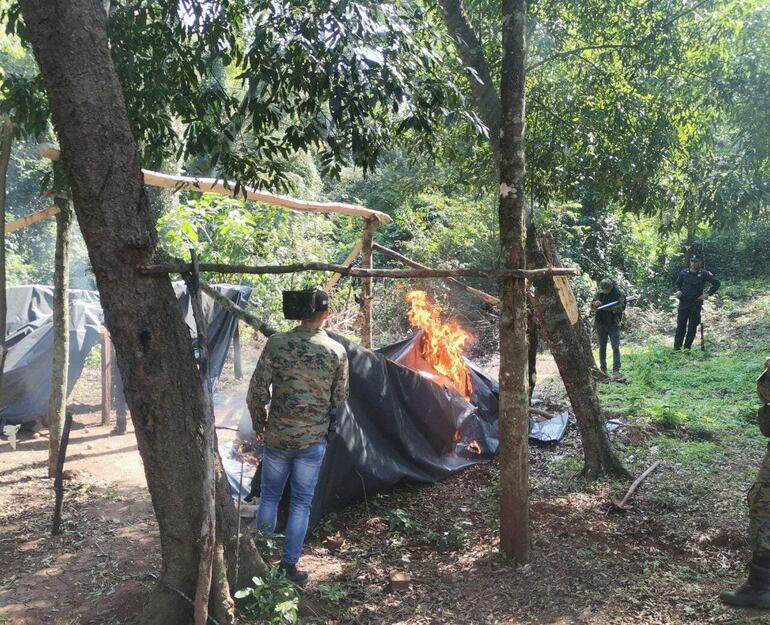 Campamento precario destruido por los intervinientes.