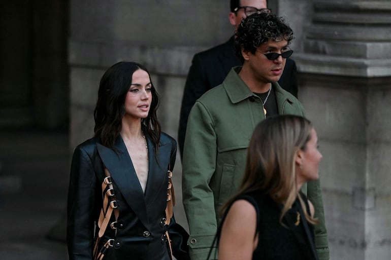 La actriz cubano-española Ana de Armas y el cantante venezolano Alberto «Beto» Montenegro llegando al desfile de la colección femenina Primavera/Verano 2027 de Louis Vuitton, en el marco de la Semana de la Moda de París. (LOU BENOIST / AFP)