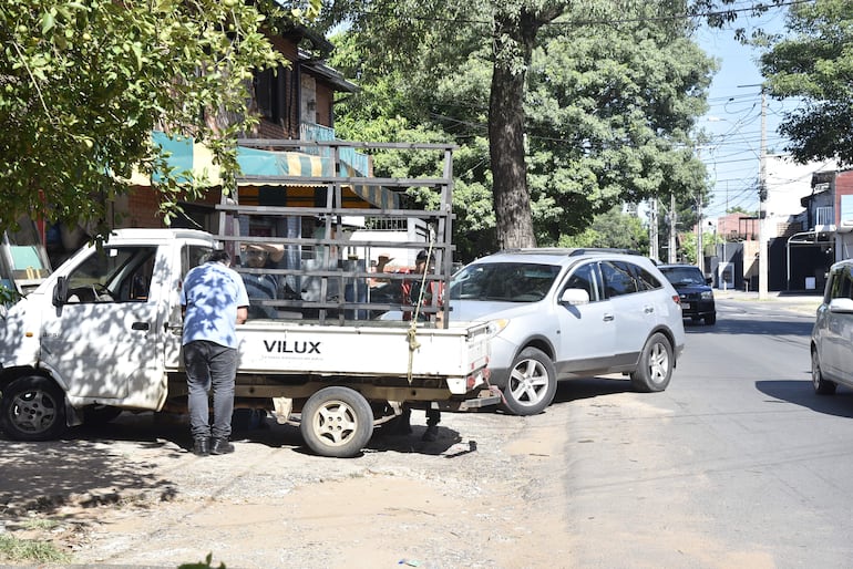 Locales comerciales sobre Eusebio Lillo utilizan las veredas como estacionamiento, sin espacio para los peatones.