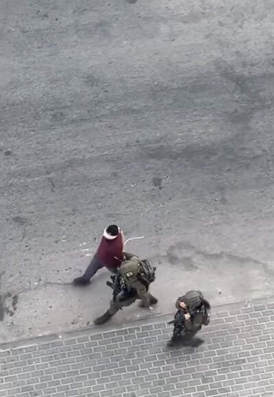 Fuerzas israelíes detuvieron este miércoles al periodista palestino Mohamed Awad (38 años) en Beitunia, cerca de Ramala (centro de Cisjordania), con lo que ya son unos 40 los reporteros palestinos en cárceles de Israel, denunció el Club de Prisioneros Palestinos, organización que vela por los derechos de los detenidos. La agencia oficial de noticias palestina, Wafa, indicó que los soldados israelíes registraron la casa de Awad, donde le detuvieron. Canales palestinos como la Red de Noticias Quds difundieron vídeos de su detención, en los que se aprecia a los soldados llevárselo con los ojos vendados y las manos atadas a la espalda con una brida de plástico. EFE/Foto cedida por vecinos