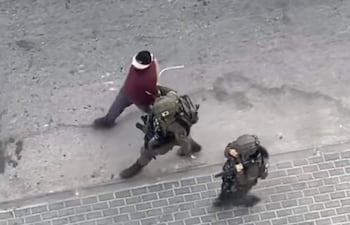 Fuerzas israelíes detuvieron este miércoles al periodista palestino Mohamed Awad (38 años) en Beitunia, cerca de Ramala (centro de Cisjordania), con lo que ya son unos 40 los reporteros palestinos en cárceles de Israel, denunció el Club de Prisioneros Palestinos, organización que vela por los derechos de los detenidos. La agencia oficial de noticias palestina, Wafa, indicó que los soldados israelíes registraron la casa de Awad, donde le detuvieron. Canales palestinos como la Red de Noticias Quds difundieron vídeos de su detención, en los que se aprecia a los soldados llevárselo con los ojos vendados y las manos atadas a la espalda con una brida de plástico. EFE/Foto cedida por vecinos