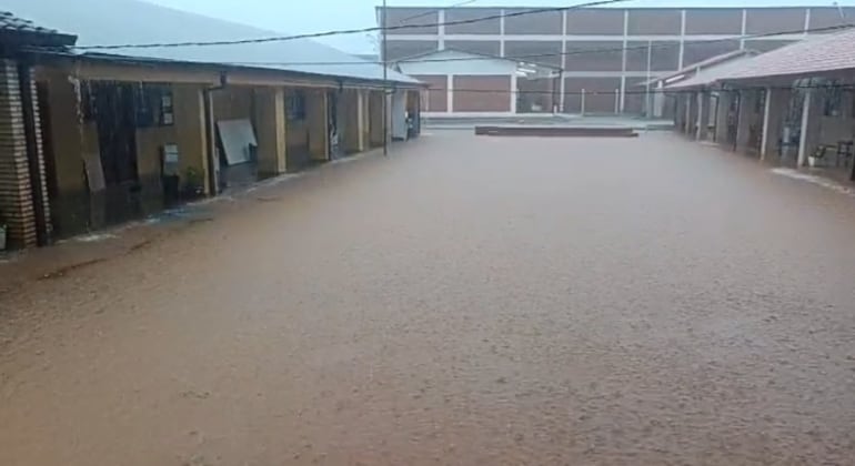 Lo más preocupante de este problema es que con cada lluvia grande las clases quedan suspendidas en los dos turnos