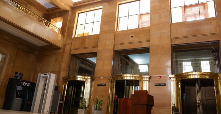 La casa matriz del BNF está ubicada sobre la calle Independencia Nacional, entre Cerro Corá y 25 de Mayo, en el centro de la capital del país.