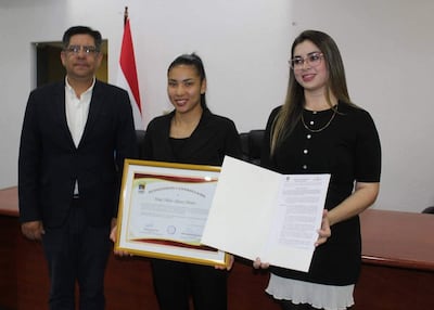 Cindy Mariel Ramos Benítez en camiseta negra sosteniendo un certificado, junto a los concejales Ana Stete y David Cardozo.