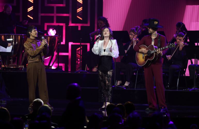 Iván Cornejo se unió al dúo Jesse y Joy para ser parte de este tributo al cantante Raphael.