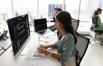 Una joven trabaja en una oficina
