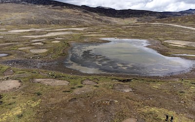 Vista aérea de un lago que se está secando debido a la falta de lluvias, cerca de una comunidad de Huancayo, en la región de Junín, en los Andes del centro de Perú, el 15 de noviembre de 2023. El Gobierno de Perú declaró el estado de emergencia en un tercio de sus municipios debido al “muy alto riesgo” de que las sequías asociadas al fenómeno climático de El Niño afecten la seguridad alimentaria de la población, informaron las autoridades el 13 de agosto de 2026.