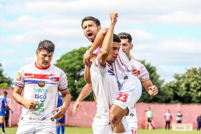Dani Cáceres celebra col el puño derecho arriba uno de los dos tantos que marcó ayer, en el triunfo "alfarero" sobre Oriental. (Foto: APF)