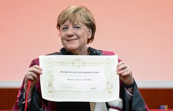La excanciller de Alemania, Angela Merkel recibe un doctorado "honoris causa" de Sciences Po.