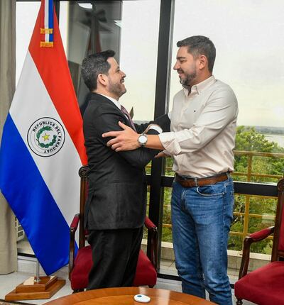 El titular de Diputados, el cartista Raúl Latorre estrechando la mano del vicepresidente Pedro Alliana este mediodía.