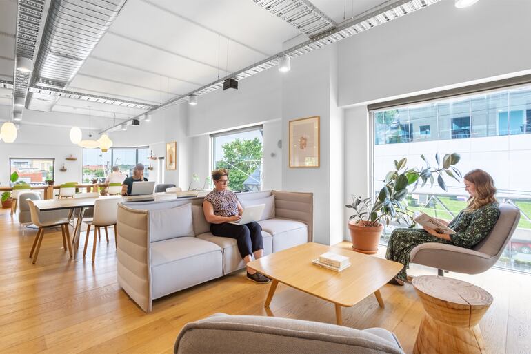 Los expertos recomiendan elegir destinos de "workcation" con buena  oferta de espacios de trabajo flexible. Foto: IWG, red SPACES, Australia.