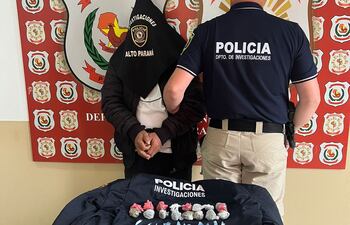 El detenido Luis Alberto Burgos Vázquez y las evidencias fueron trasladados a la base de Investigaciones de Alto Paraná.