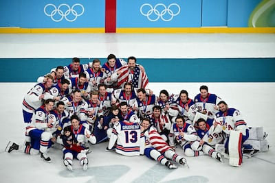 Estados Unidos se proclamó este domingo campeón olímpico de hockey hielo en Milano-Cortina 2026 por primera vez tras 46 años de sequía, al superar en la gran final a Canadá (1-2) gracias a un gol decisivo de Jack Hughes en el tiempo suplementario.