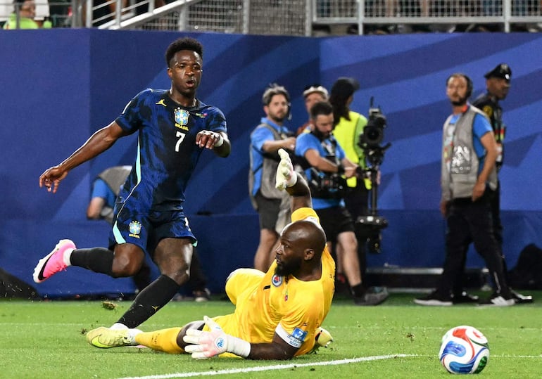 El delantero de Brasil, Vinicius Junior, anota el tercer gol de su equipo ante el portero de Haití, Johny Placide, durante el partido de fútbol del Grupo C de la Copa Mundial 2026 entre Brasil y Haití en el Philadelphia Stadium en Filadelfia.