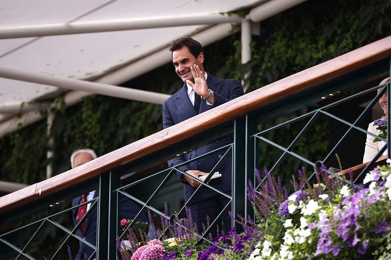 El suizo Roger Federer saluda desde un balcón en la cancha central en el octavo día del Campeonato de Wimbledon 2025 en el All England Lawn Tennis and Croquet Club. (HENRY NICHOLLS / AFP) 