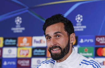 El técnico del Real Madrid, Álvaro Arbeloa, durante la rueda de prensa que ha ofrecido tras el entrenamiento del equipo este lunes en Valdebebas para preparar el partido de ida de cuartos de final de la Liga de Campeones que disputan mañana, martes, frente al Bayern Múnich en el estadio Santiago Bernabéu.