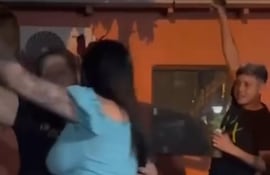 En plena fiesta de cumpleaños uno de los presentes realiza varios disparos al aire.