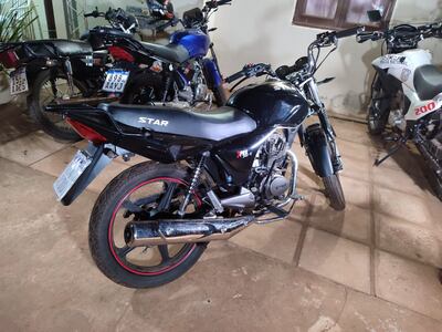 Cuatro jóvenes, uno de ellos un agente policial, fueron aprehendidos por el robo de una motocicleta en Capiatá.