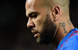 (FILES) (FILES) Barcelona's Brazilian defender Dani Alves looks on during the Spanish league football match between FC Barcelona and CA Osasuna at the Camp Nou stadium in Barcelona on March 13, 2022. Convicted of rape, ex-Brazil star Dani Alves will be freed on bail for 1 mn euros, the court has ruled on March 20, 2024. Ex-Brazil star has been sentenced to 4.5 years in jail for rape on February 22, 2024. (Photo by Josep LAGO / AFP)