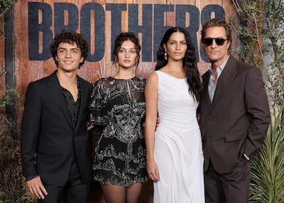 Levi Alves McConaughey y Vida Alves McConaughey con sus padres Camila Alves y Matthew McConaughey. (Amy Sussman/Getty Images/AFP)