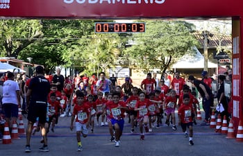 Los niños tuvieron activa participación en su categoría en la corrida de Sudameris y el Club Náutico San Bernardino.
