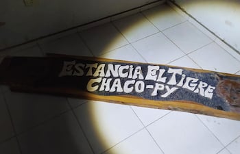 Un letrero con la denominación de la estancia "El Tigre", que era utilizada para la descarga, acopio y redistribución de drogas.