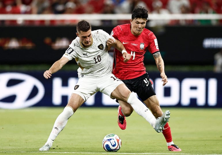 El delantero de República Checa Patrik Schick y el defensor de Corea del Sur Kim Min-jae luchan por el balón durante el partido de fútbol del Grupo A de la Copa del Mundo 2026 entre Corea del Sur y la República Checa en el Guadalajara Stadium.