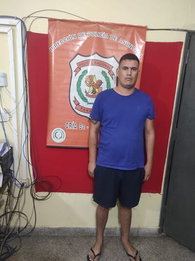Gustavo Anselmo González Rojas se encontraba prófugo desde agosto del año pasado, tras violar la medida de arresto domiciliario concedida por el Juzgado de Luque. Cayó detenido hoy en el barrio Ricardo Brugada de Asunción.