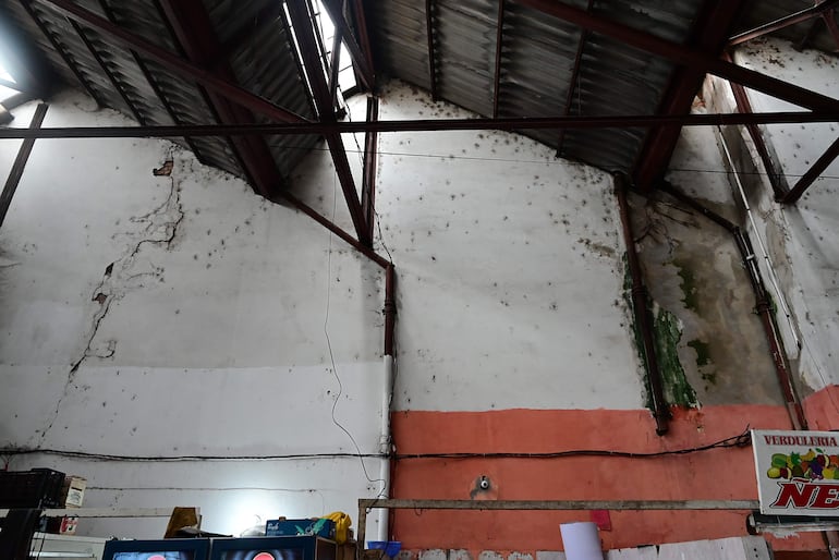 La falta de mantenimiento de las canaletas ya provoca grietas en las paredes del "Mercadito", lo que representa un serio riesgo estructural, denuncian.