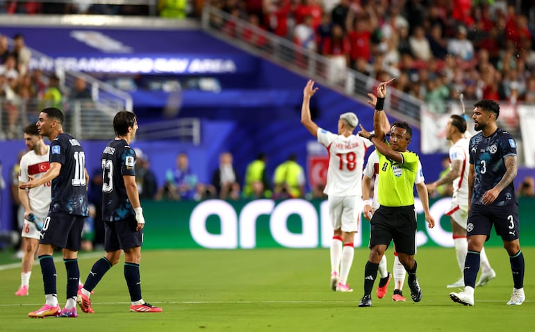 El árbitro Iván Barton muestra una tarjeta roja a Miguel Almirón #10 de Paraguay por cubrirse la boca mientras hablaba con otro jugador durante el partido del Grupo D de la Copa Mundial de la FIFA 2026 entre Turquía y Paraguay en el San Francisco Bay Area Stadium.