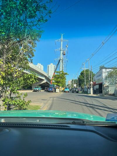 Cuadrillas de la ANDE trabajando para reponer el suministro.