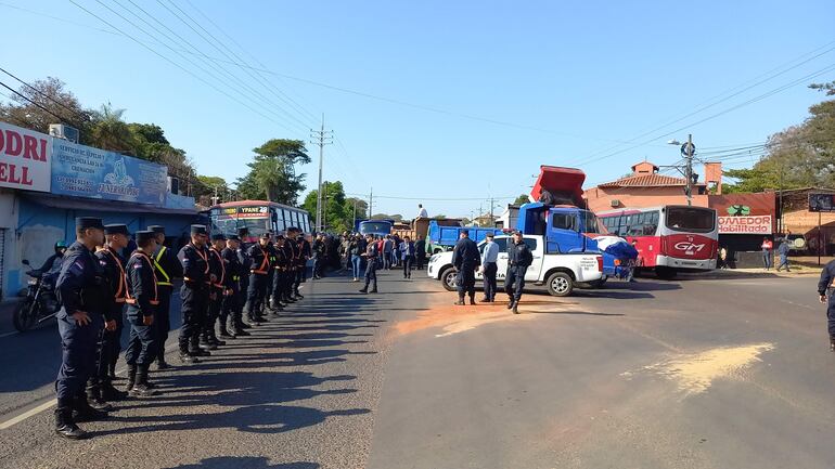 Con una marcha camioneros y transportistas levantaron la medida de protesta, pero mañana retoman desde las 06:00.