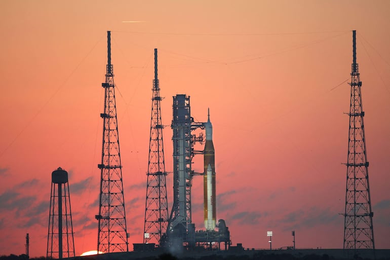 El cohete Space Launch System (SLS) de la misión Artemis II de la NASA y la nave Orion son vistos al amanecer en la plataforma de lanzamiento 39B del Kennedy Space Center en Cabo Cañaveral, el 24 de marzo de 2026.