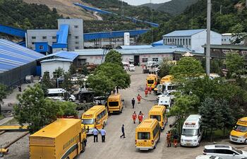 Vista general de los miembros del equipo de rescate y los vehículos de emergencia llegando a la mina de carbón de Liushenyu tras una explosión de gas en Changzhi, en la provincia de Shanxi, al norte de China.