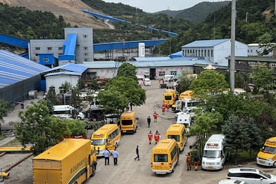 Vista general de los miembros del equipo de rescate y los vehículos de emergencia llegando a la mina de carbón de Liushenyu tras una explosión de gas en Changzhi, en la provincia de Shanxi, al norte de China.